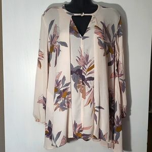 Gorgeous key hole flowy floral shirt